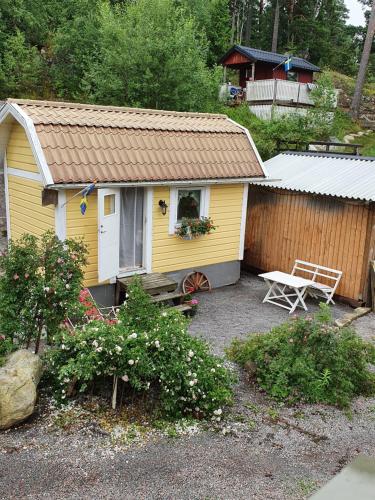 Sjönära liten stuga med sovloft, toilet in other small house, no shower