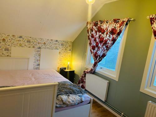 Cozy Room in a Villa with private bathroom and Shared Kitchen - 11min walking from Huddinge Station